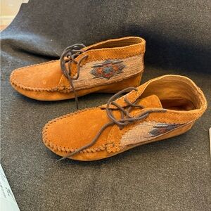 Minnetonka Women's Moccasins - Tan with Pattern